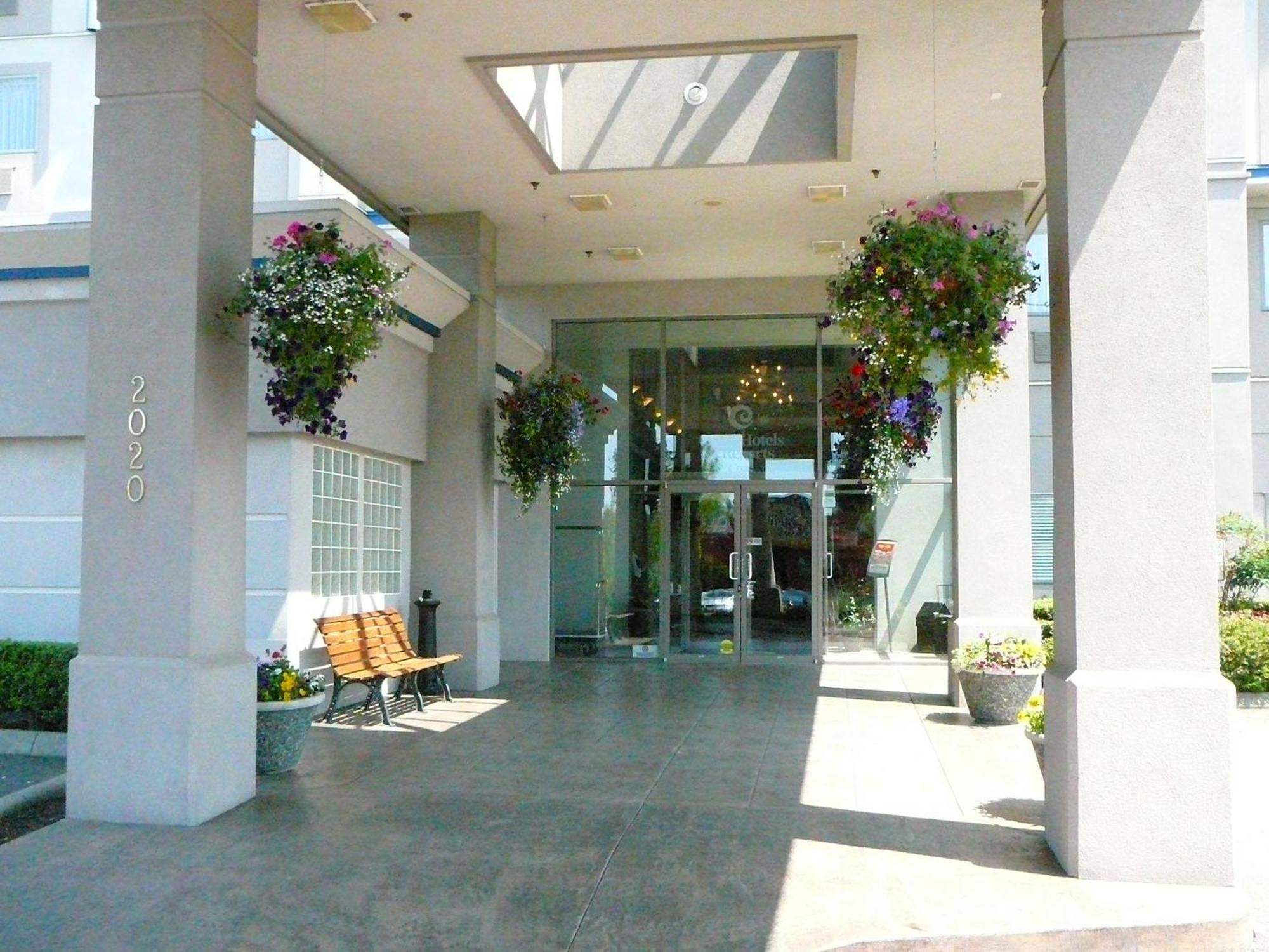 Coast Abbotsford Hotel & Suites Екстериор снимка