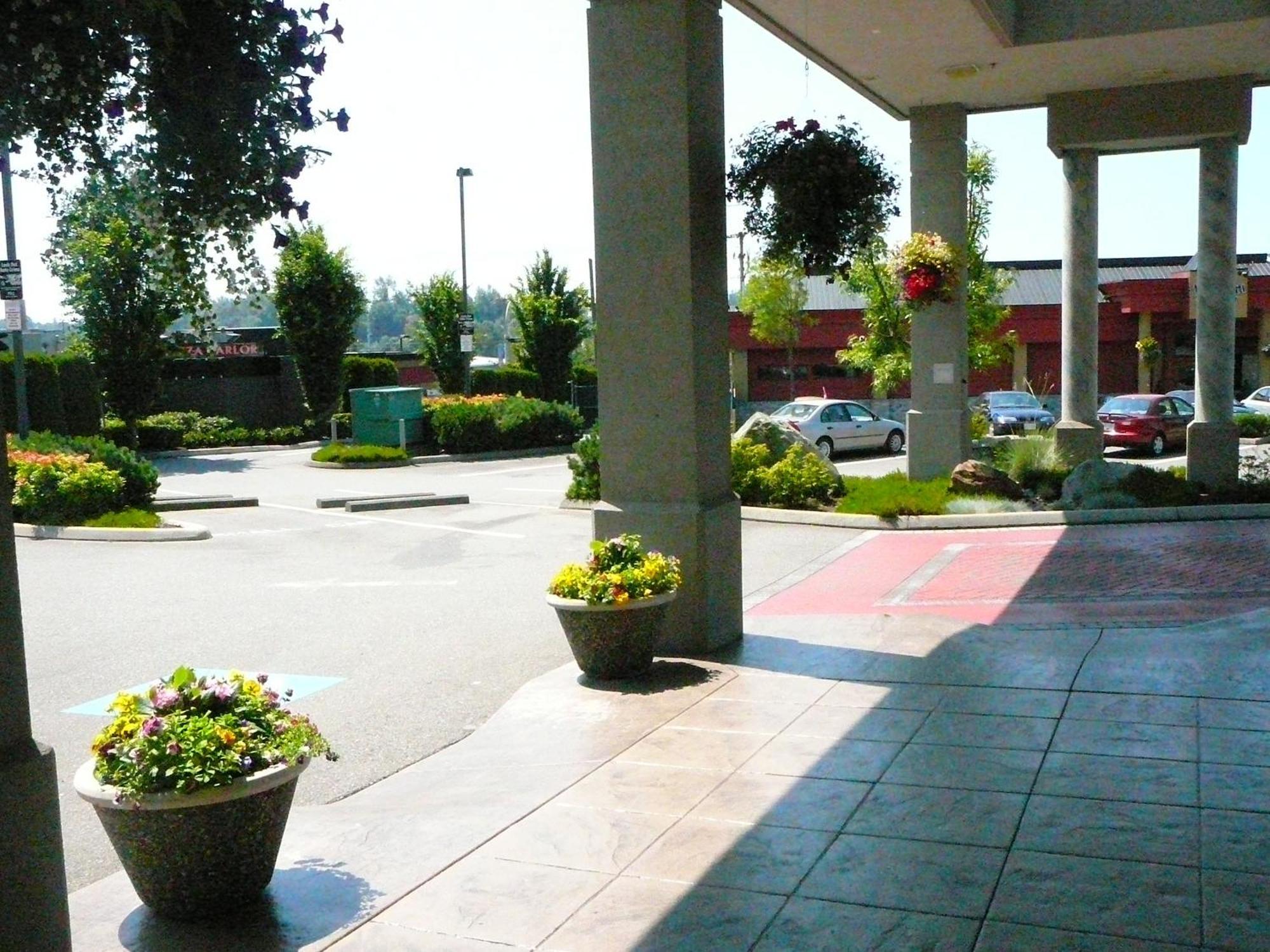 Coast Abbotsford Hotel & Suites Екстериор снимка