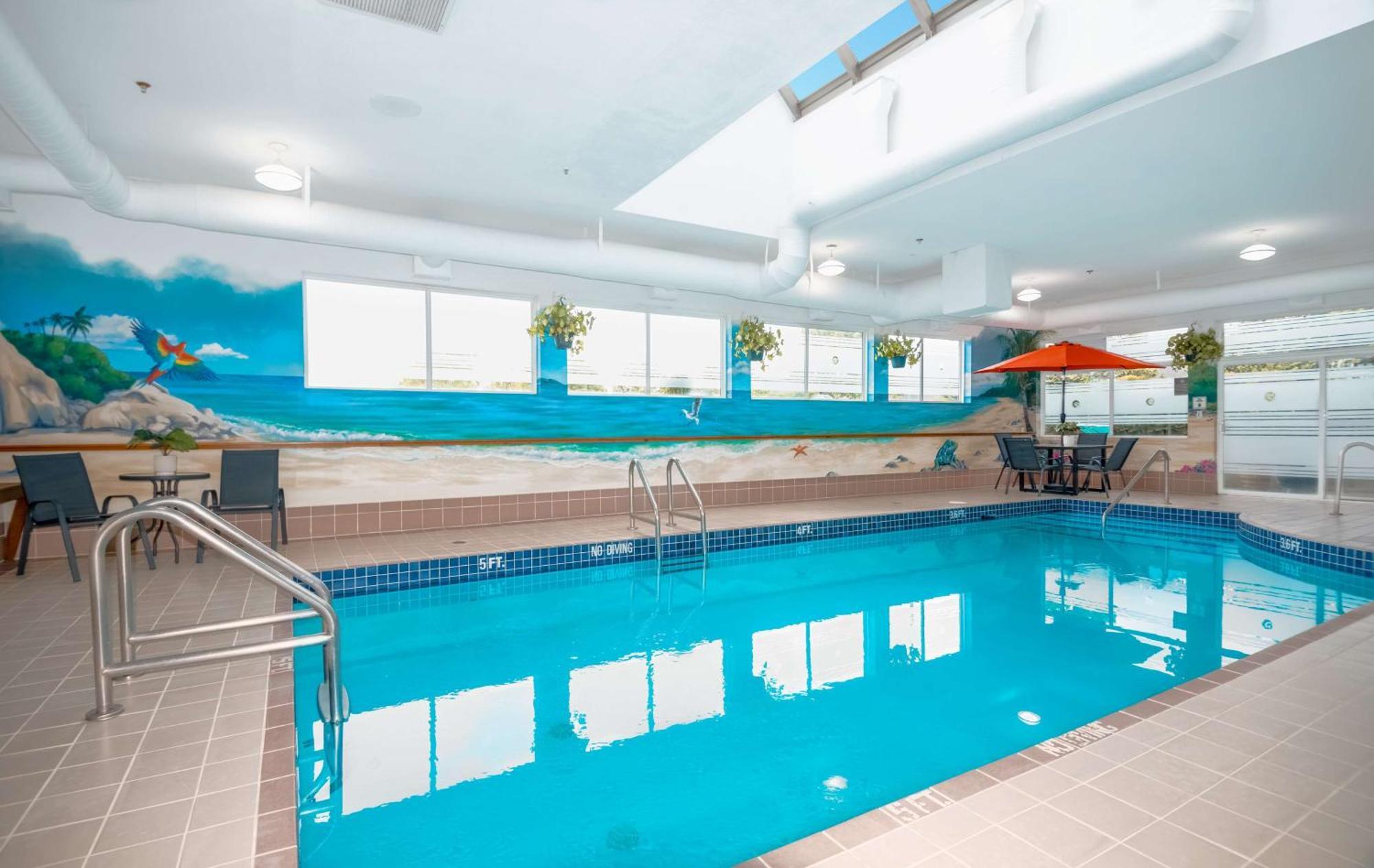 Coast Abbotsford Hotel & Suites Екстериор снимка