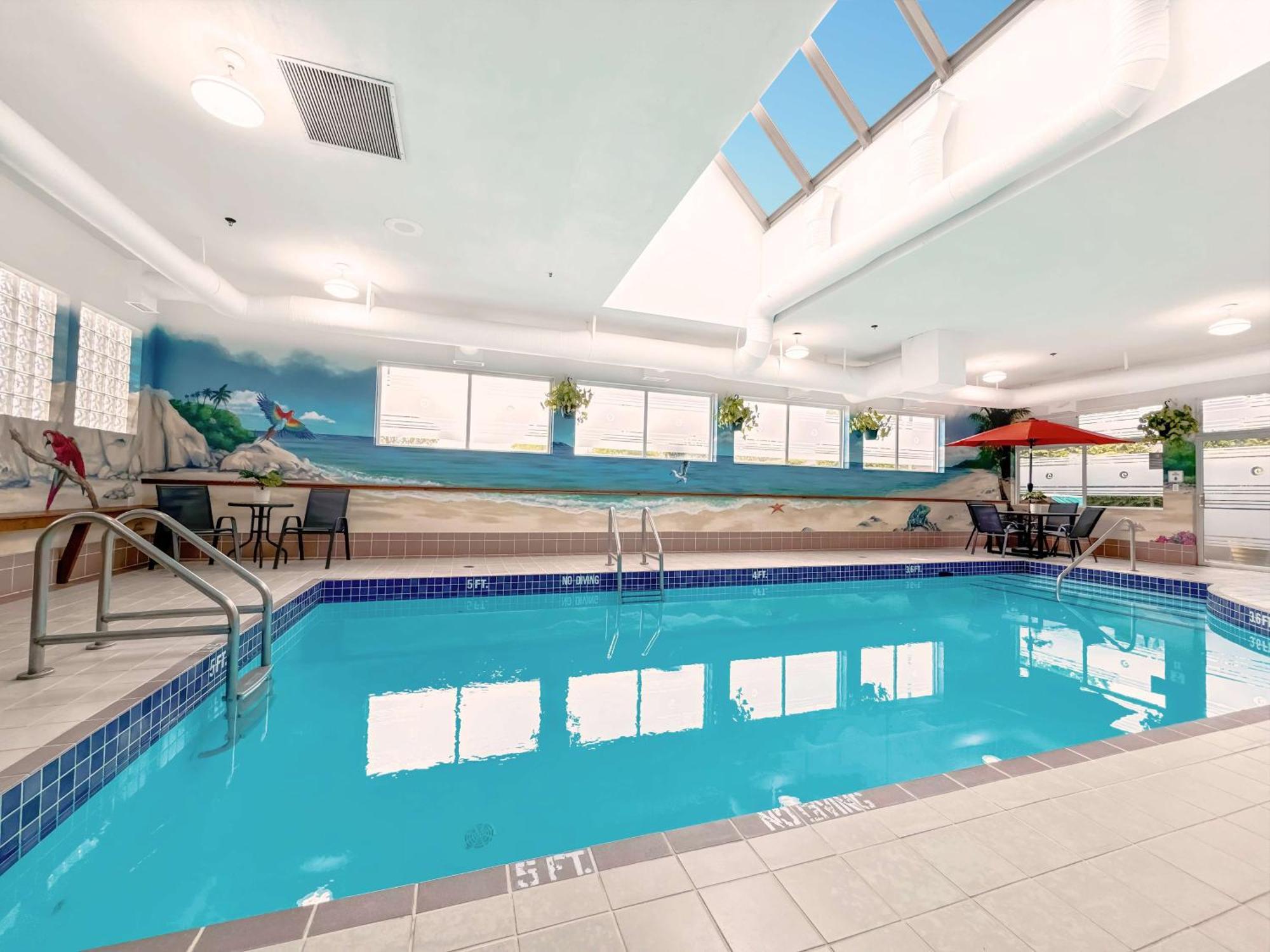 Coast Abbotsford Hotel & Suites Екстериор снимка