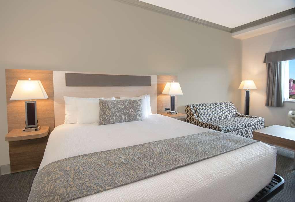 Coast Abbotsford Hotel & Suites Стая снимка