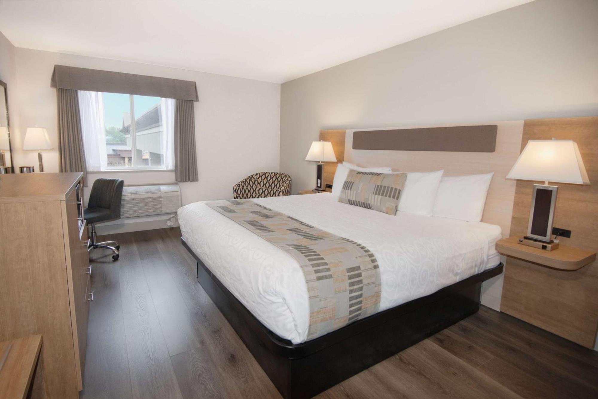 Coast Abbotsford Hotel & Suites Екстериор снимка