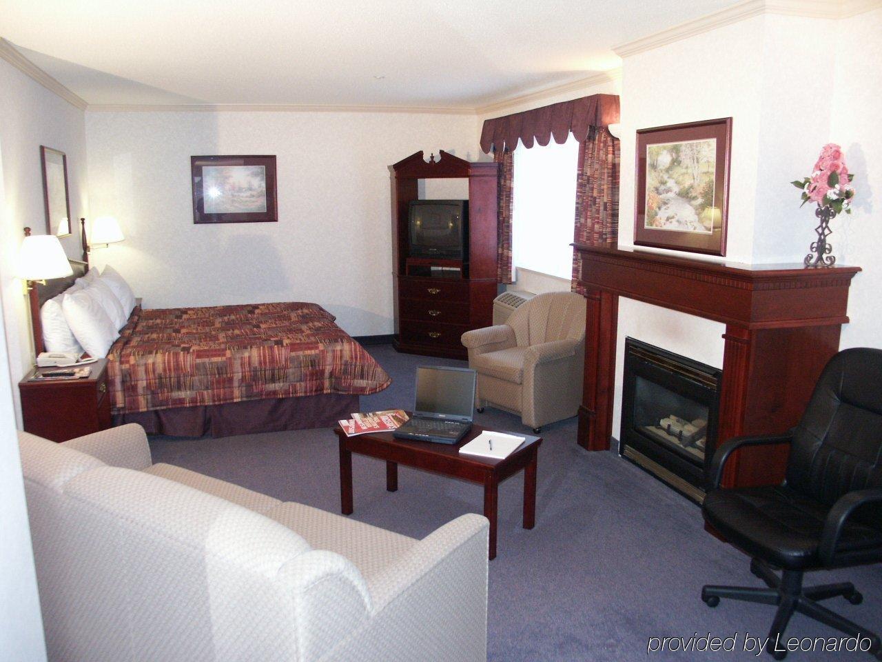 Coast Abbotsford Hotel & Suites Стая снимка