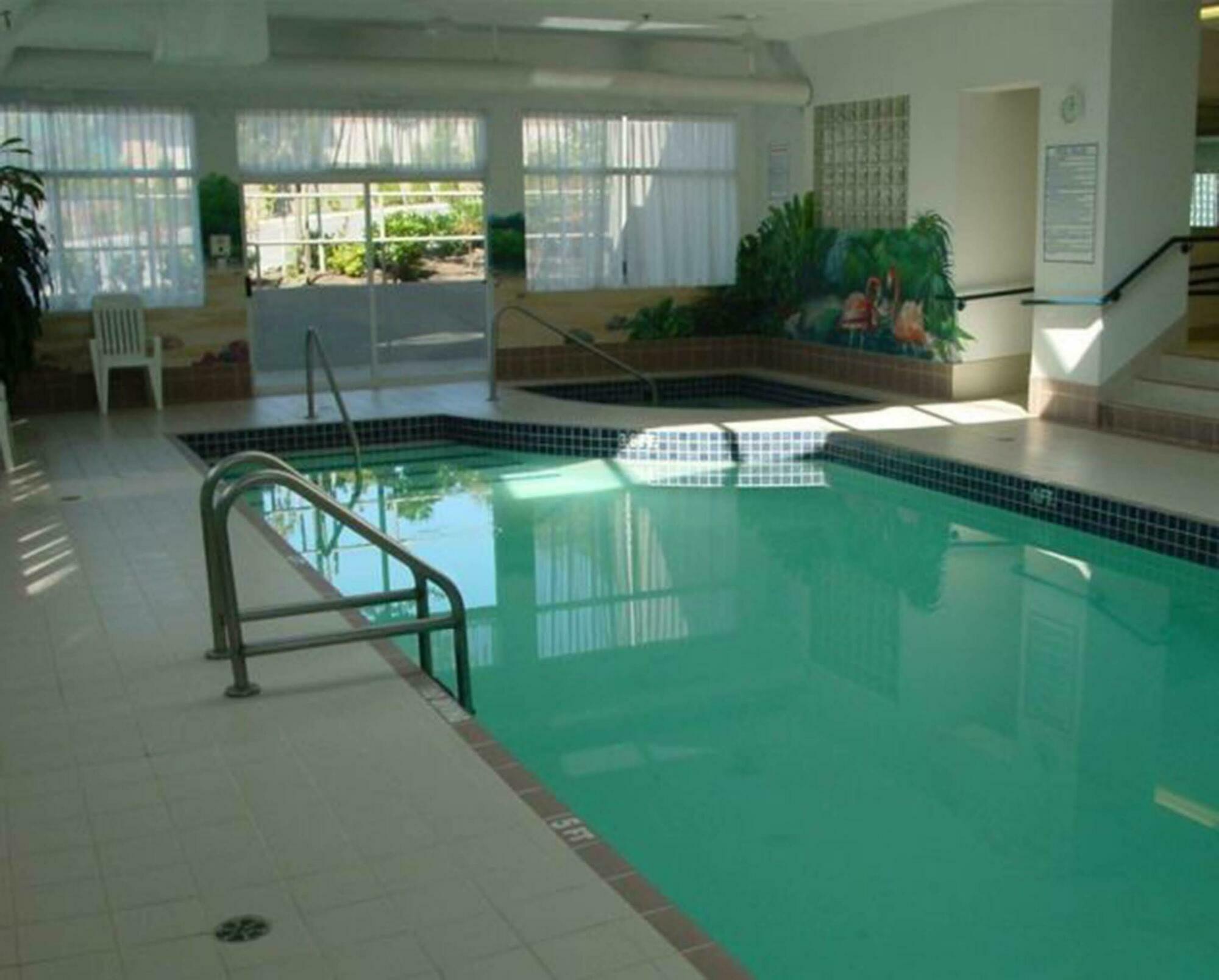 Coast Abbotsford Hotel & Suites Екстериор снимка